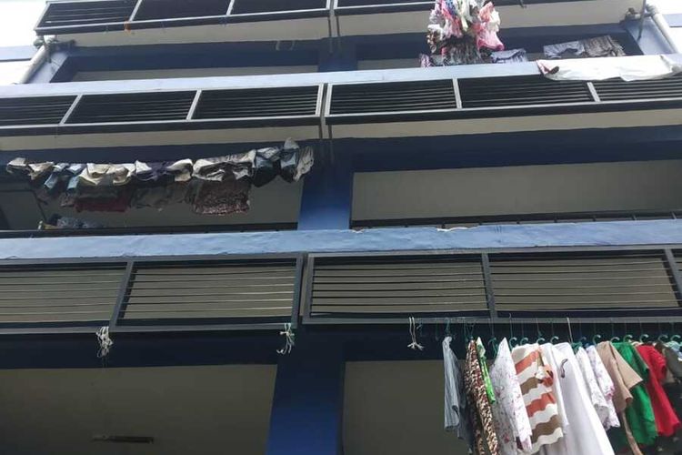 Polisi melakukan olah TKP dan meminta keterangan dari masyarakat usai korban melompat dari Lantai 5 Rusunawa di Kota Sibolga, Jumat (17/4/2020)