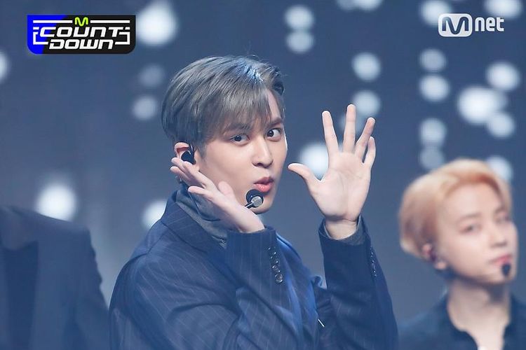 Chanwoo melakukan meme muyaho saat tampil bersama iKON di acara musik M Countdown.