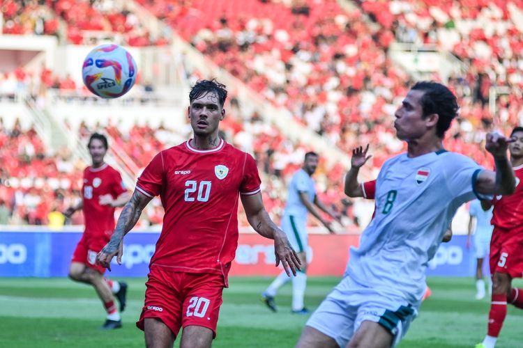 Shayne Pattynama mencoba menahan laju pemain Irak Ibrahim Bayesh dalam pertandingan Kualifikasi Piala Dunia 2024 antara Indonesia vs Irak, Kamis (6/6/2024) di Stadion Gelora Bung Karno Jakarta. 