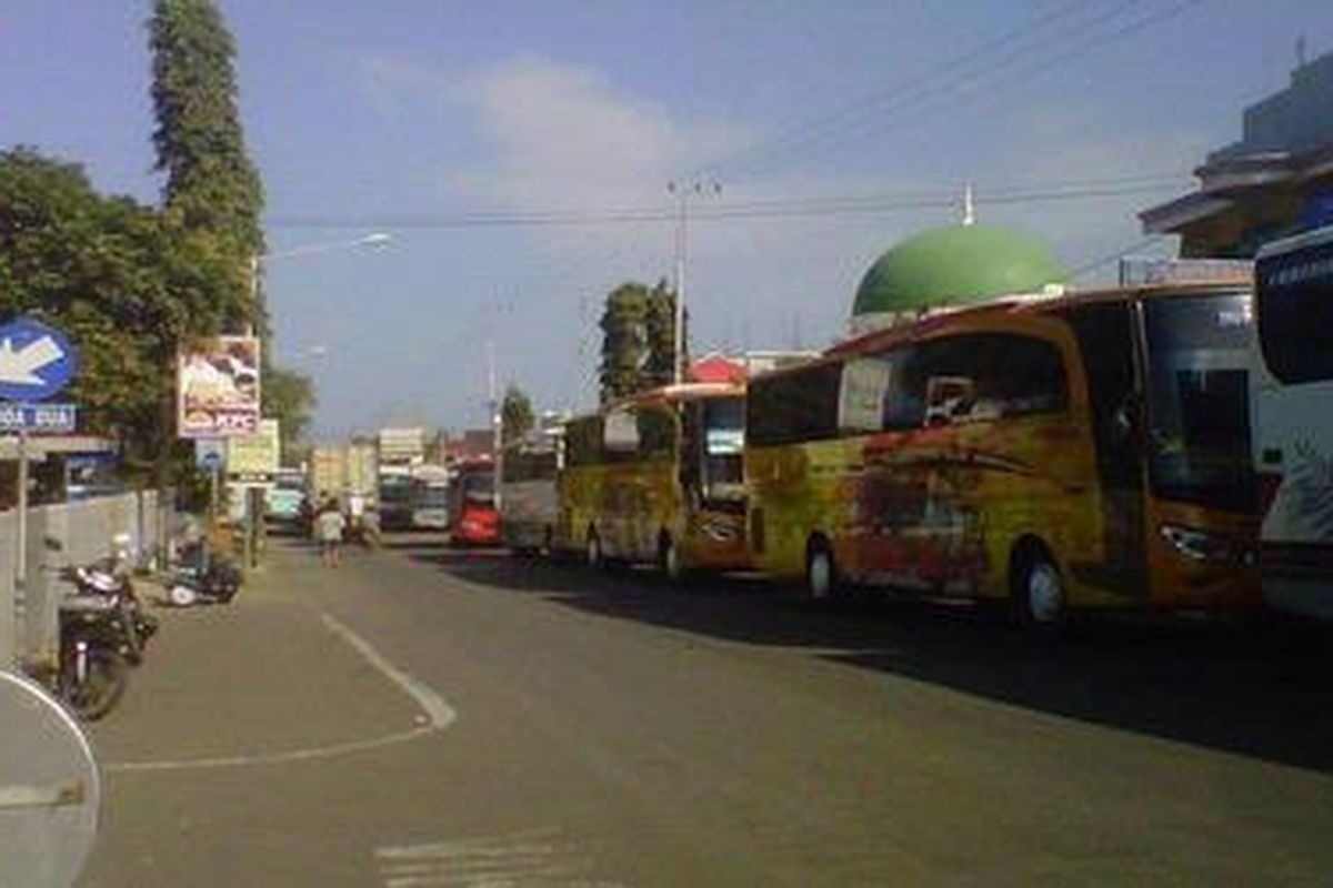 Pelabuhan Ketapang di Banyuwangi sesak oleh antrean bus dan truk yang hendak menyeberang ke Bali, Rabu (4/7/2012) sore tadi. Semenjak Selasa hingga Rabu tadi pihak otoritas pelabuhan telah menutup penyeberangan hingga tiga kali. Meski sekarang penyeberangan sudah dibuka, namun kepadatan antrean belum terurai.