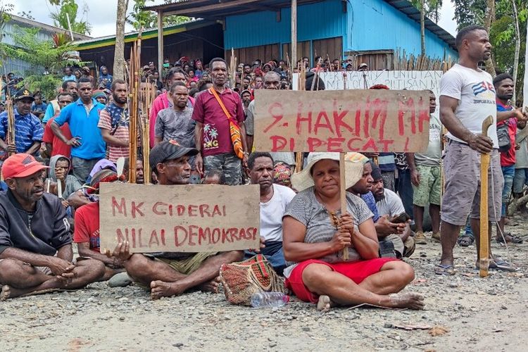 Massa pendukung Erdi Dabi-Jhon Wilil tengah mendengar pernyataan Kapolda Papua, Irjen Mathius D Fakhiri, yang datang ke Distrik Elelim, Yalimo, Papua, Senin (5/7/2021)