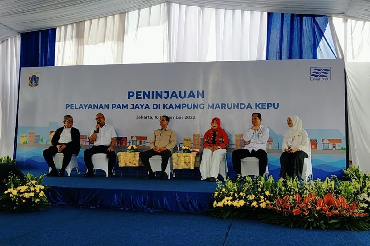 Penjabat (Pj) Gubernur DKI Jakarta Heru Budi Hartono saat meninjau pelayanan reservoir komunal di Marunda Kepu, Cilincing, Jakarta Utara, Jumat (16/12/2022).