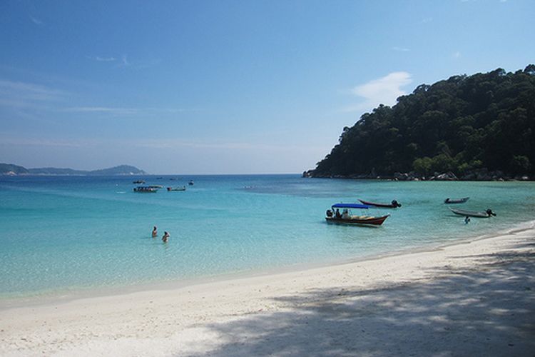 Pantai Cermin, salah satu pantai di sekitar Medan tepatnya di Kabupaten Serdang Bedagai. 
