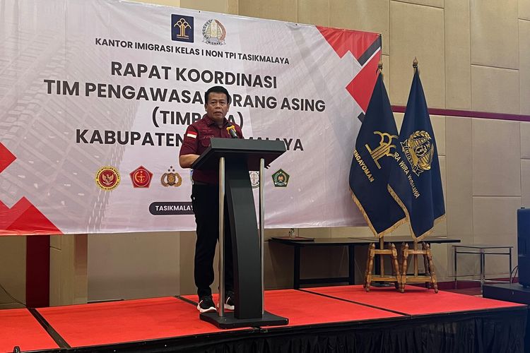 Kepala Kanwil Kemenkumham Jawa Barat Masjuno dalam Rapat Koordinasi Tim Pengawasan Orang Asing (TIMPORA) Kabupaten Tasikmalaya yang digelar di Singaparna, Selasa (30/04/2024).