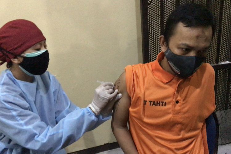 Sebanyak 26 tahanan Polsek Tebet menjalani vaksinasi Covid-19 di Mapolsek Tebet, Jakarta Selatan pada Senin (23/8/2021) siang.
