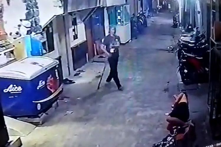 Seorang pria yang diduga mengidap Orang Dalam Gangguan Jiwa (OGDJ), dilaporkan ke polisi lantaran melempar sepotong pipa besi mirip senjata tombak ke pintu rumah seorang warga di kawasan Kapuk, Cengkareng, Jakarta Barat, Rabu (10/8/2022) lalu.