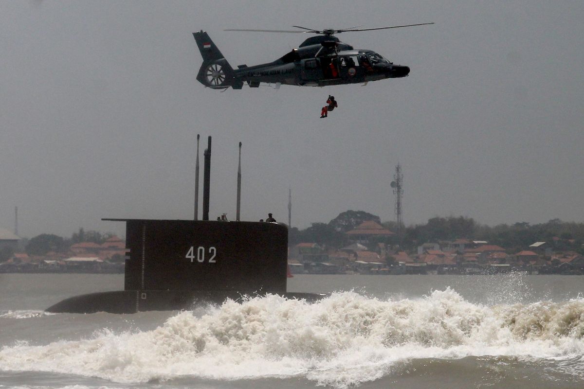Seorang anggota Tentara Nasional Indonesia (TNI) melakukan fast rope di atas kapal selam KRI Nanggala-402 saat peringatan HUT ke-69 TNI yang digelar di Dermaga Ujung, Koarmatim, Surabaya, Jawa Timur, Selasa (7/10/2014).