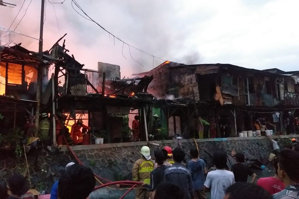 Kebakaran di kawasan perumahan padat penduduk di Jalan Rasamala IX, Menteng Dalam, Tebet, Jakarta Selatan terjadi pada Rabu (13/1/2021) sekitar pukul 17.32 WIB.