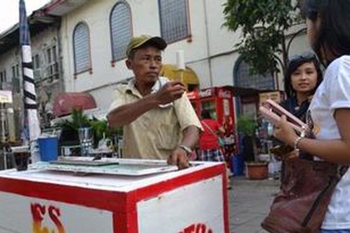 Pedagang es potong di Kota Tua Jakarta.