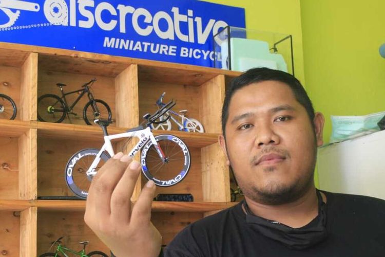 Yudi Hermawan of Ais Creative Miniature Bicycles with one of his miniature bikes