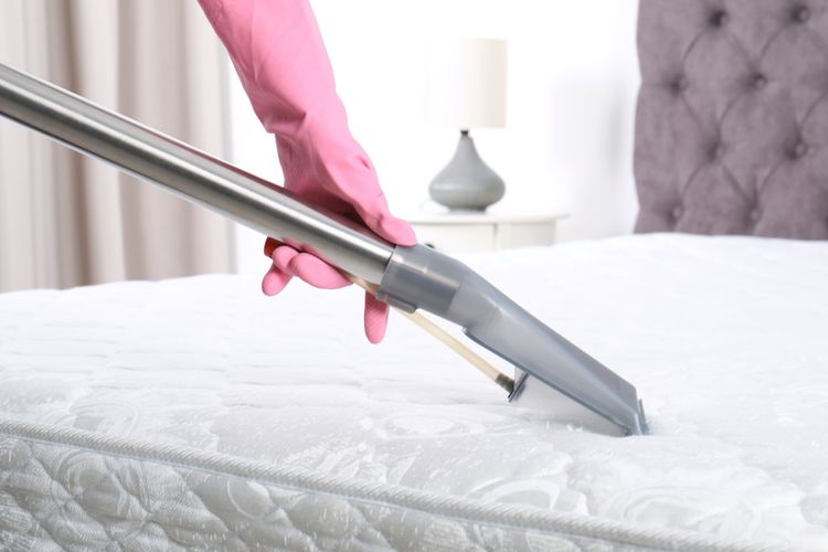 Ilustrasi membersihkan kasur, membersihkan kasur dengan vacuum cleaner. 