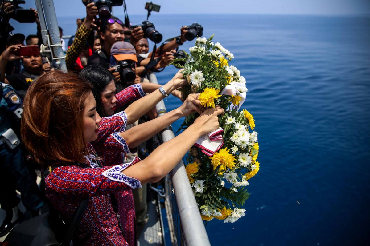 Keluarga penumpang Lion Air PK-LQP di KRI Banda Aceh 593 melaksanakan doa bersama dan tabur bunga di lokasi jatuhnya pesawat di sekitar perairan Tanjung Karawang, Jawa Barat, Selasa (6/11/2018).