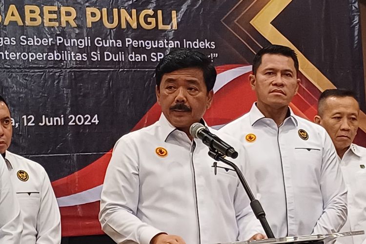 Menteri Koordinator (Menko) Bidang Politik Hukum dan Keamanan (Polhukam) Hadi Tjahjanto usai acara Rakernas Satgas Saber Pungli di kawasan Jakarta Pusat, Rabu (12/6/2024).