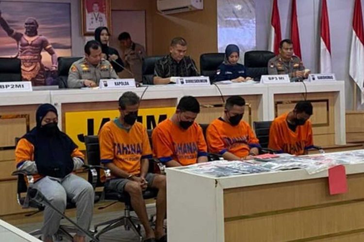 5 tersangka kasus TPPO ditahan di Mapolda Jatim.