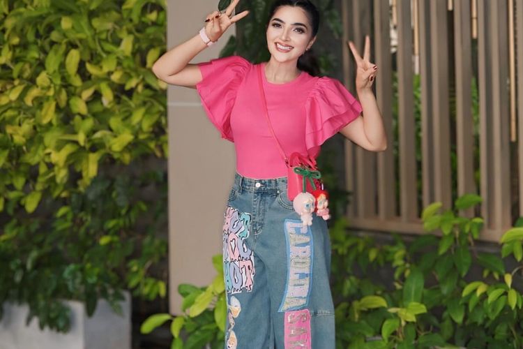 Para seleb tampil stylish saat menonton konser BLACKPINK di Jakarta. Dari nuansa pink?hitam hingga gaya kasual yang chic, semua hadir dengan look standout.