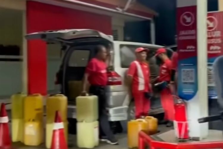 Viral Video Pria Isi Pertamax 30 Jeriken di SPBU Jimbaran Picu Antrean