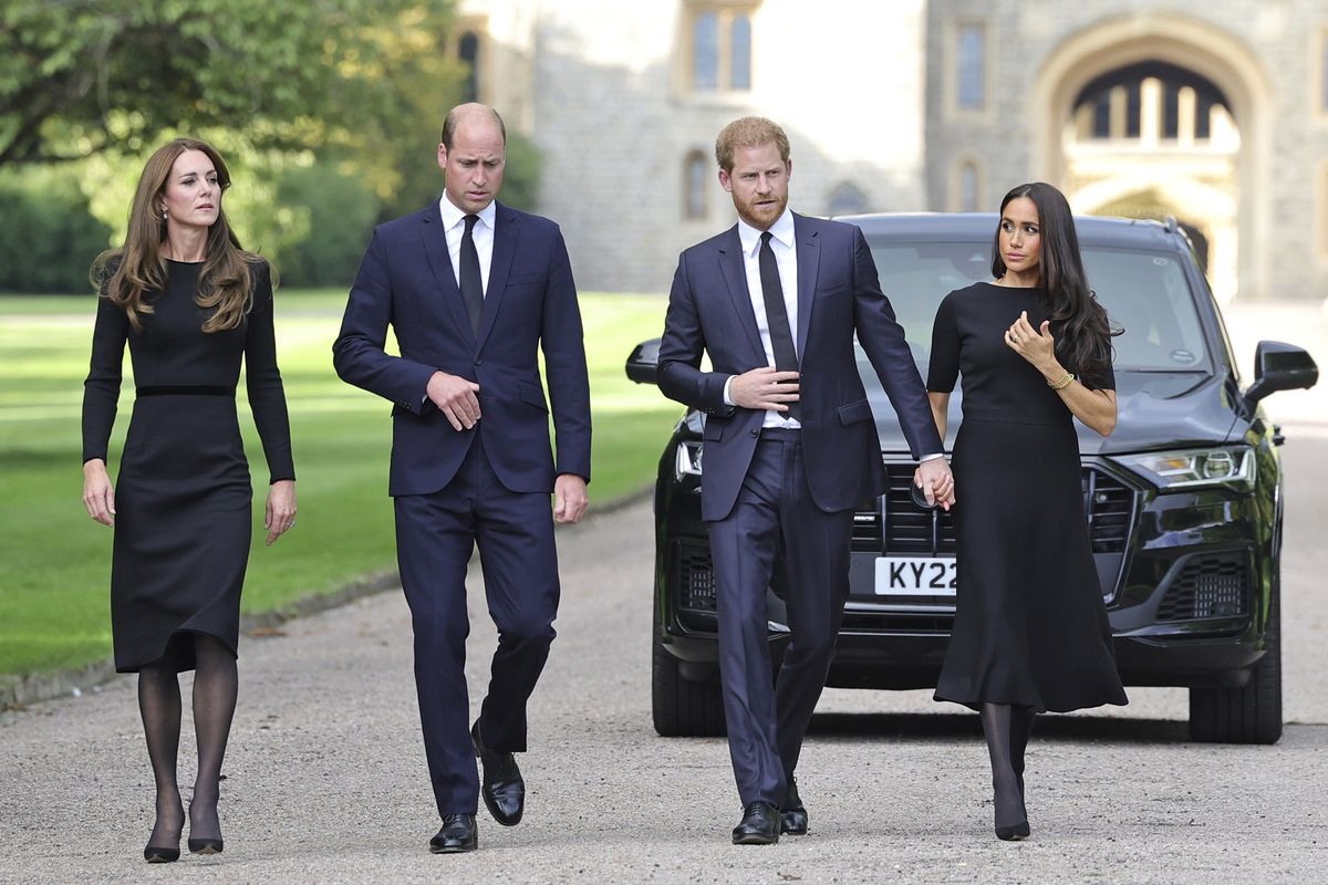 Kiri ke kanan: Kate Middleton (Princess of Wales), William (Prince of Wales), Harry (Duke of Sussex), dan Meghan Markle (Duchess of Sussex) berjalan untuk menemui rakyat Inggris di Kastil Windsor pada Sabtu (10/9/2022), setelah Ratu Elizabeth II wafat hari Kamis (8/9/2022).