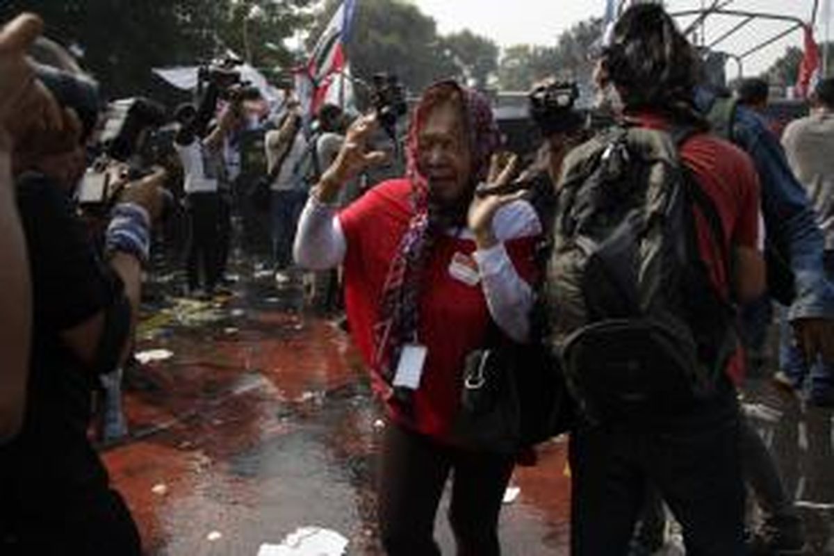 Polisi menembakkan gas airmata dan water canNon untuk membubarkan massa yang berusaha menerobos masuk menuju Gedung Mahkamah Konsistusi (MK) di Jalan Medan Merdeka Barat, Jakarta, Kamis (21/8/2014).