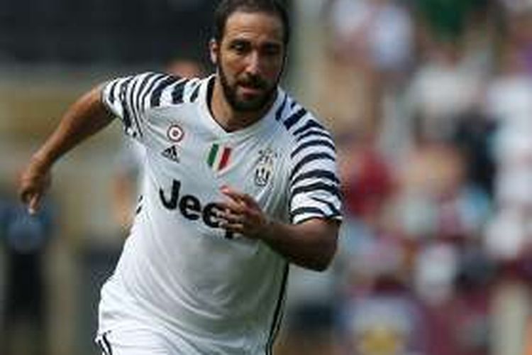 Penyerang Juventus, Gonzalo Higuain, tampil dalam laga persahabatan kontra West Ham United di London Stadium, Minggu (7/8/2016) waktu setempat.