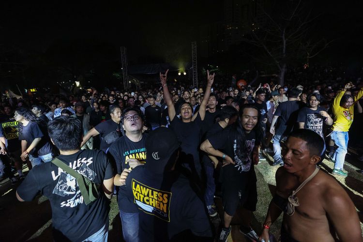 Penonton Band Seringai melakukan moshing saat Guinness Smooth Session 2022 di Hutan Kota GBK Senayan, Jakarta pada Sabtu (30/7/2022). Sejumlah musisi seperti The Adams, Jason Ranti, Shaggy Dog tampil pada acara ini.