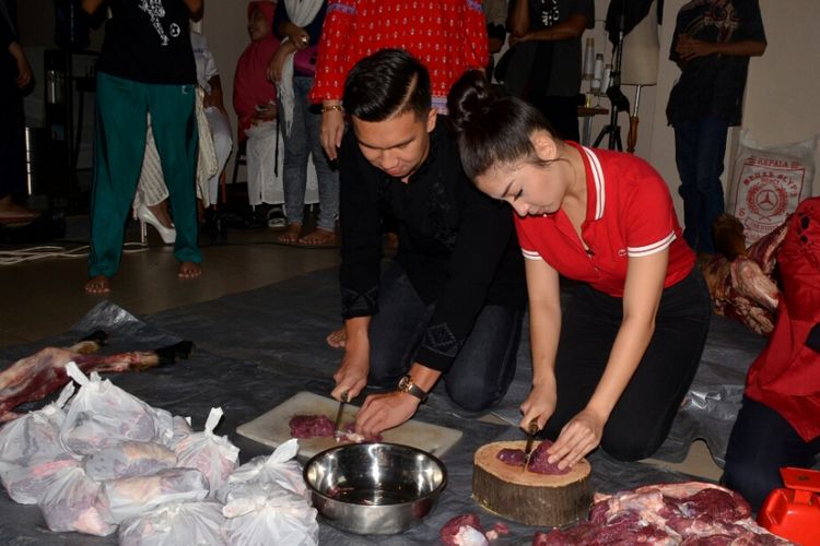 Artis peran Nikita Willy dan sang kekasih Indra Priawan saat memotong hewan kurban di kediaman Nikita di kawasan Jatiwaringin, Jakarta Timur, Jumat (1/9/2017).