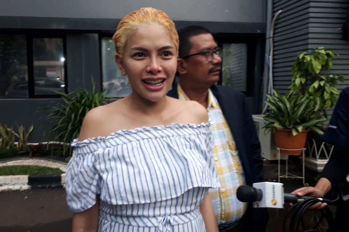 Artis peran yang juga pembawa acara Nikita Mirzani saat datangi Polda Metro Jaya, Jakarta Selatan, Senin (25/3/2019).