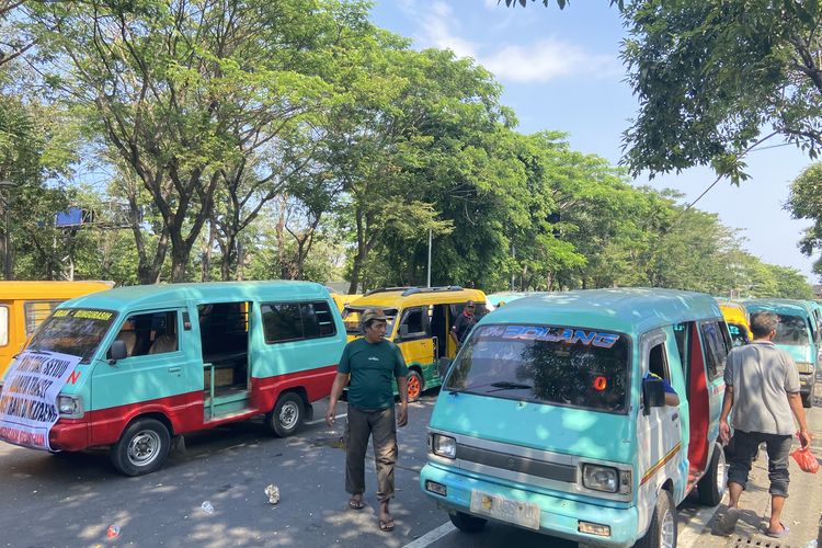 Ratusan Sopir Angkot Sidoarjo Demo Minta Trans Jatim Tak Transit di Halte Medaeng