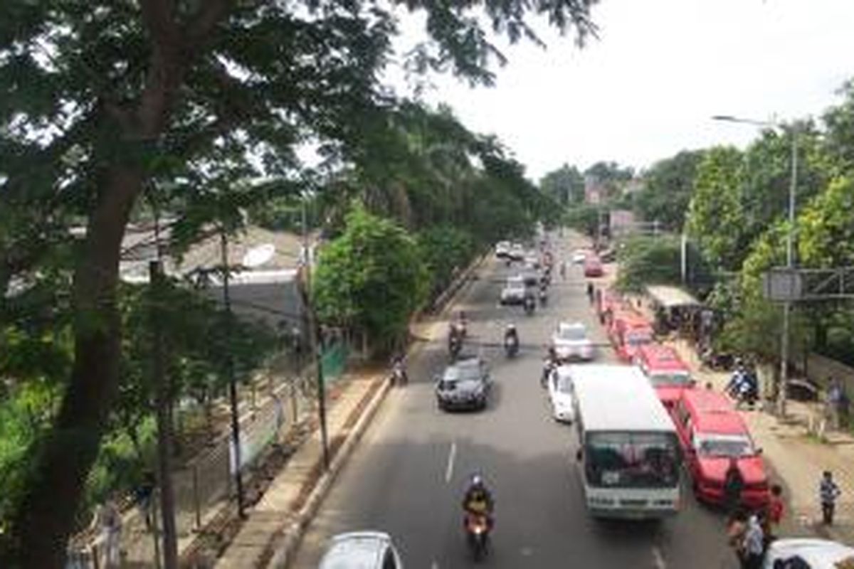 Sejumlah angkutan kota yang menunggu penumpang (ngetem) sembarangan di depan Stasiun Tanjung Barat, Jakarta Selatan