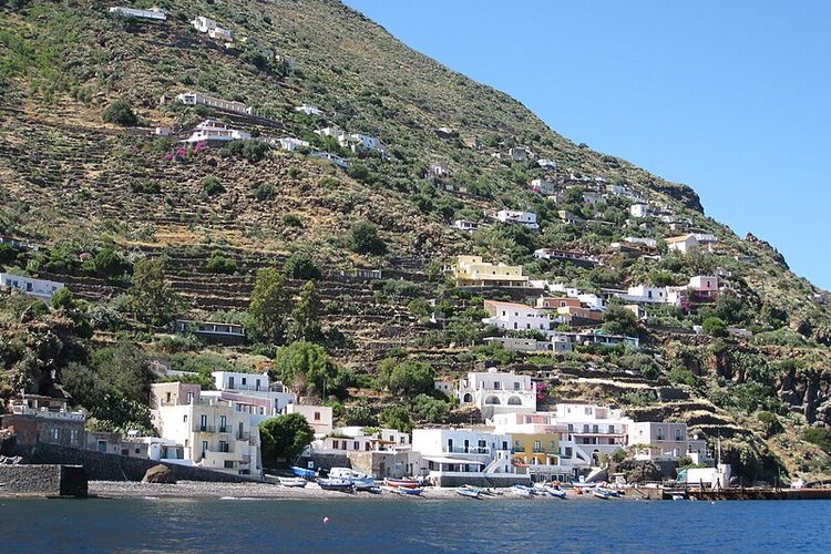 Alicudi, sebuah pulau vulkanik berbatu dan terisolasi di lepas pantai utara Sisilia, Kepulauan Aeolian ini menjadi tempat seluruh penduduknya berhalusinasi karena roti.