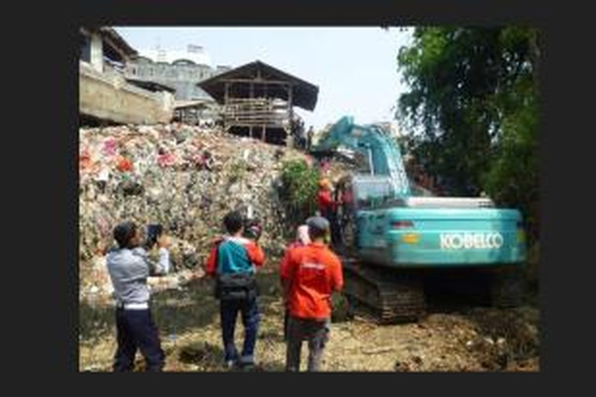 Sampah di Kali Cipinang yang sudah menggunung selama 30 tahun akhirnya diangkut, Minggu (13/9/2015).