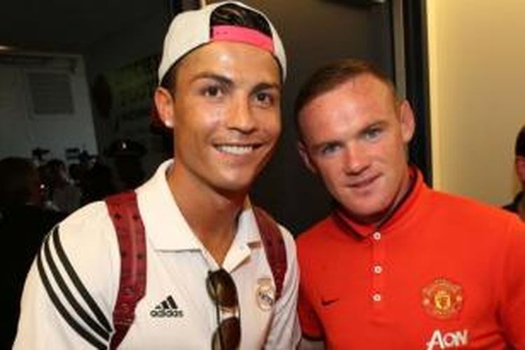 Bintang Real Madrid, Cristiano Ronaldo (kiri), dan mantan rekan setimnya di Manchester United, Wayne Rooney.