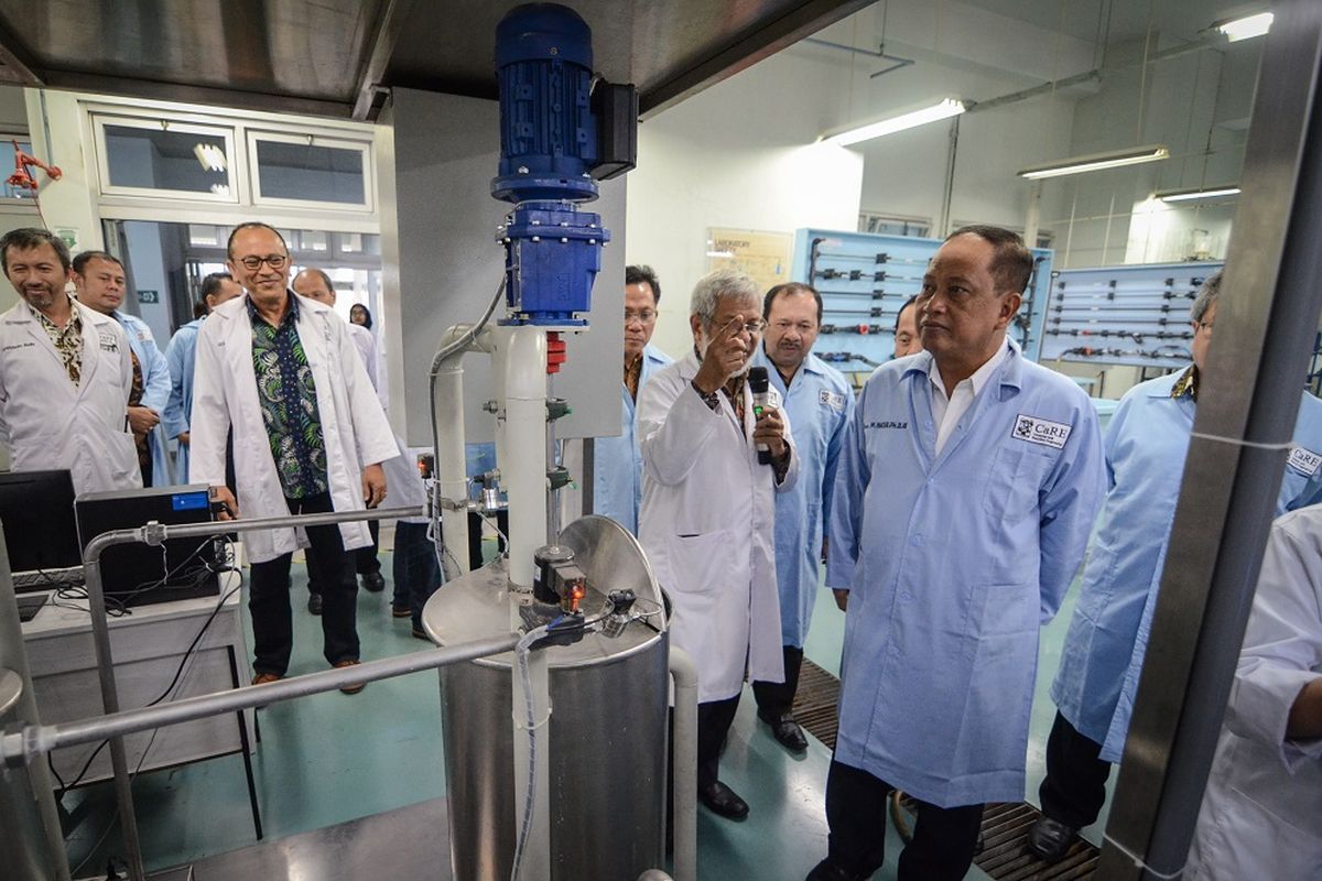 Menteri Riset, Teknologi dan Pendidikan Tinggi Mohamad Nasir (kedua kanan) meninjau laboratorium teknik reaksi kimia saat kunjungan kerja di ITB, Bandung, Jawa Barat, Kamis (11/10). Dalam kunjungan kerja tersebut, Mohamad Nasir meresmikan Industri Katalis Pendidikan pada Program Studi Teknik Kimia, Fakultas Teknik Industri ITB terkait dengan program penguatan inovasi yang diperoleh TRK ITB sejak tahun 2017. ANTARA FOTO/Raisan Al Farisi/ama/18