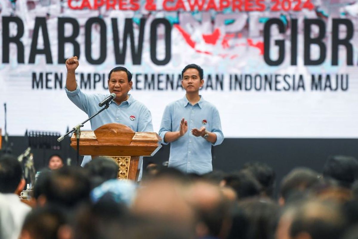 Bakal calon presiden Prabowo Subianto (kiri) dan bakal calon wakil presiden Gibran Rakabuming Raka (kanan) menyampaikan pidato politiknya saat deklarasi sebagai capres dan cawapres yang didukung Koalisi Indonesia Maju (KIM) sebelum melakukan pendaftaran menuju Gedung KPU di Indonesia Arena, Jakarta, Rabu (25/10/2023). ANTARA FOTO/Galih Pradipta/wpa/tom.