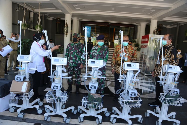 Wali Kota Surabaya Tri Rismaharini menyerahkan bantuan sebanyak 9 ventilator untuk 9 rumah sakit di Surabaya kepada direktur dan perwakilan RS di Balai Kota Surabaya, Selasa (30/6/2020).