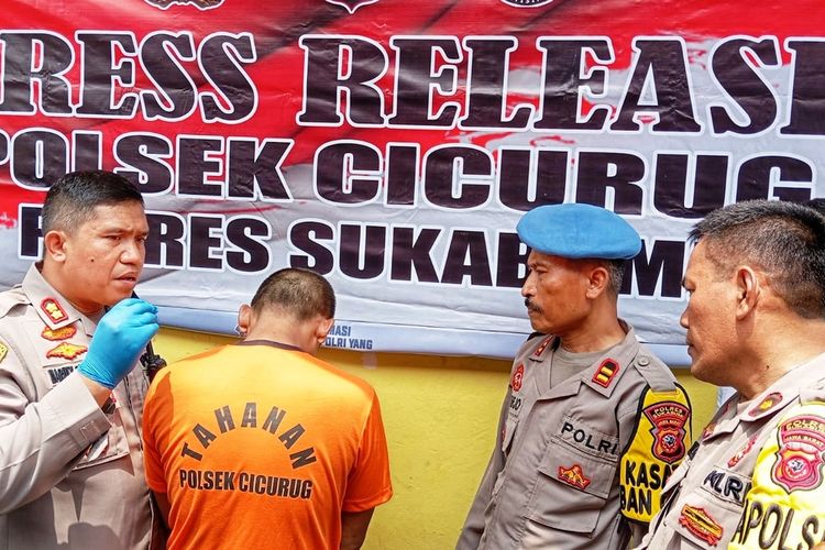 Kepala Polres Sukabumi AKBP Maruly Pardede (kiri) saat konferensi pers di Polsek Cicurug, Sukabumi, Jawa Barat, Selasa (14/11/2023).