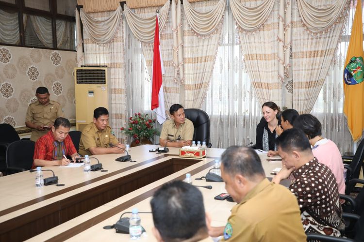 Sekretaris Daerah (Sekda) Kabupaten Bulungan Risdianto menyambut kunjungan resmi tim dari Bank Dunia yang dipimpin oleh Ahli Pembangunan Sosial, Hannah Duncan, di Ruang Rapat Bupati Bulungan, Senin (19/8/2024).