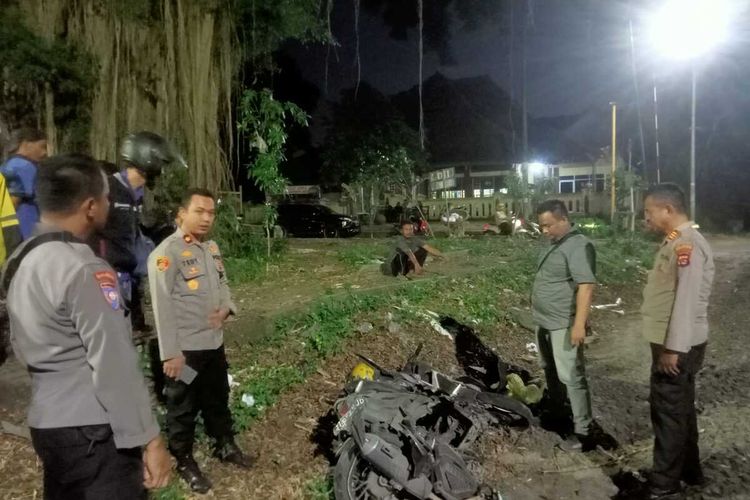 Polisi melakukan olah tempat kejadian perkara kecelakaan kereta api dengan motor ojek online di perlintasan Stadion, Maulana Yusuf, Ciceri Kota Serang, Banten. Jumat (19/5/2023).