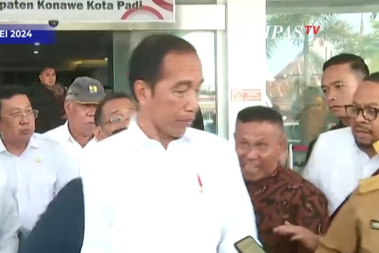 Momen Presiden Joko Widodo saat memberikan keterangan pers di RSUD Kabupaten Konawe, Sulawesi Utara, Selasa (14/5/2024). Saat itu seorang pria tiba-tiba datang menghampirinya dan langsung diamankan oleh anggota Paspampres.