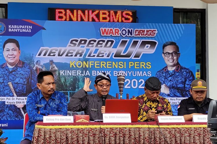 Kepala Badan Narkotika Nasional Kabupaten (BNNK) Banyumas M Fierza Mucharom (kedua dari kiri) saat konferensi pers, Jumat (30/12/2022)