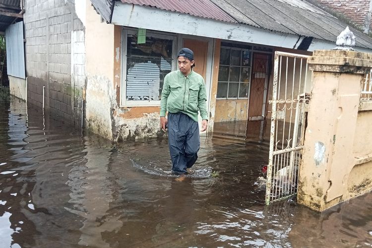 Salah satu warga di kawasan Blok 8 Perumnas Antang, Kecamatan Manggala, Kota Makassar, Sulsel, yang meninjau rumahnya yang masih terendam air dan tanah. Jumat (19/1/2024).