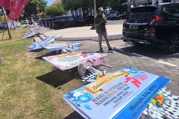 Puluhan Karangan Bunga Harkopnas di Pamekasan Roboh Sebelum Acara, Ada Ucapan Salah Tulis HUT ke-79 Jadi ke-76