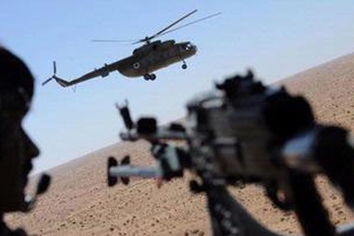 Dalam foto yang diambil pada 12 Oktober 2009 ini, terlihat sebuah helikopter angkut Mi-17 milik AU Afganistan dalam sebuah latihan. Pemerintah Afganistan khawatir buruknya perlengkapan angkatan udara akan menjadi kendala saat pasukan AS dan NATO meninggalkan negeri itu tahun depan.