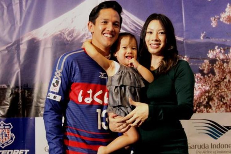 Irfan Bachdim berpose bersama istrinya, Jennifer Bachdim, serta anaknya, Kiyomi sue Bachdim, usai acara penandatanganan kontrak bersama Ventforet Kofu, Senin (27/1/2014). 