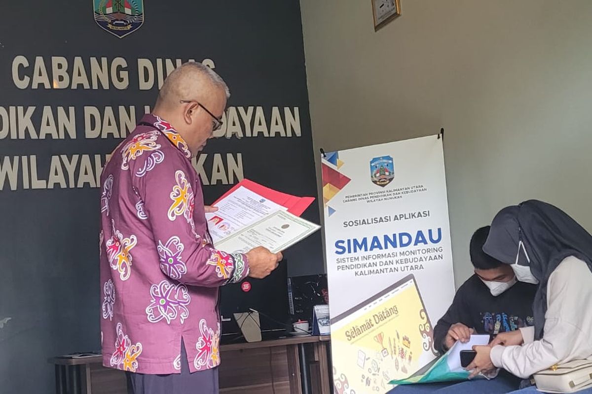 Beberapa pelajar Nunukan yang melakukan PPDB SMA 2022 sedang berkonsultasi di kantor Cabang Disdikbud Kaltara