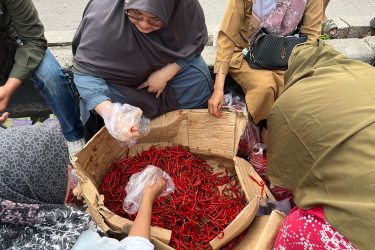 Kendalikan Inflasi, Pemprov Riau Distribusikan Satu Ton Cabai Merah ke Lima Pasar