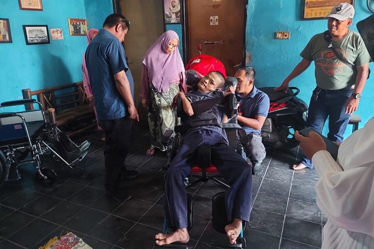 Kemensos menyerahkan bantuan layanan fisioterapi gratis dan kursi roda CP kepada Ogi Mahmudin, penyandang disabilitas asal Bandung, Jawa Barat, Jumat (29/3/2024).