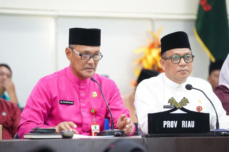 Pj Sekdaprov Riau Taufiq OH terlihat membuka agenda FGD bersama Kepala Diskominfotik Riau Ikhwan Ridwan di RCC Menara Lancang Kuning, Kantor Gubernur Riau, Jumat (18/10/2024). 