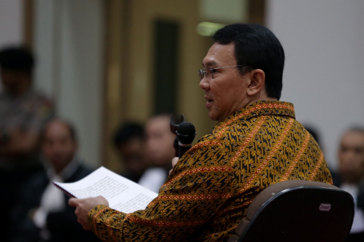 Terdakwa kasus dugaan penodaan agama, Basuki Tjahaja Purnama atau Ahok mengikuti sidang di Pengadilan Negeri Jakarta Utara di Auditorium Kementerian Pertanian, Jakarta Selatan, Selasa (25/4/2017). Sidang kali ini dengan  Basuki Tjahaja Purnama membacakan pledoi atau pembelaannya. POOL/KOMPAS IMAGES/KRISTIANTO PURNOMO