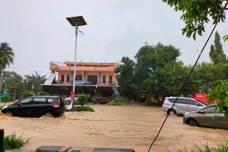Banjir merendam sebuah jalan di Kota Masohi, Minggu (17/7/2022)