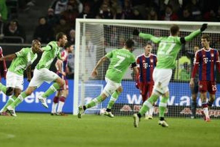Striker Wolfsburg, Bas Dost (2 dari kiri), melakukan selebrasi setelah mencetak gol ke gawang Bayern Muenchen pada laga Bundesliga di Volkswagen Arena, Wolfsburg, Jumat (30/1/2015). Wolfsburg menang 4-1.